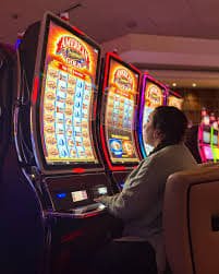 Antarmuka Diamond Empire di platform kasus toto menampilkan koleksi slot unggulan Aviator, Sweet Bonanza, dan Fortune Tiger