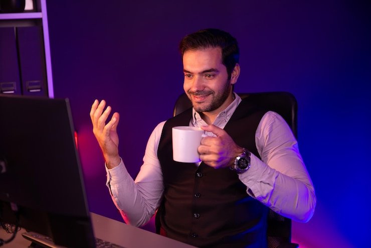 Tampilan studio live Lightning Baccarat dengan dealer profesional dan tampilan kartu digital